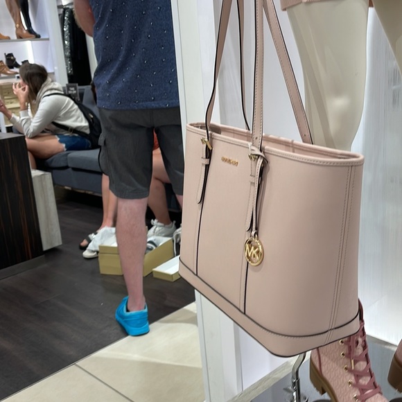 MICHAEL KORS
Jet Set Travel Lg Top Zip Shoulder Tote Saffiano Leather
Pwdr Blush - Picture 5 of 16